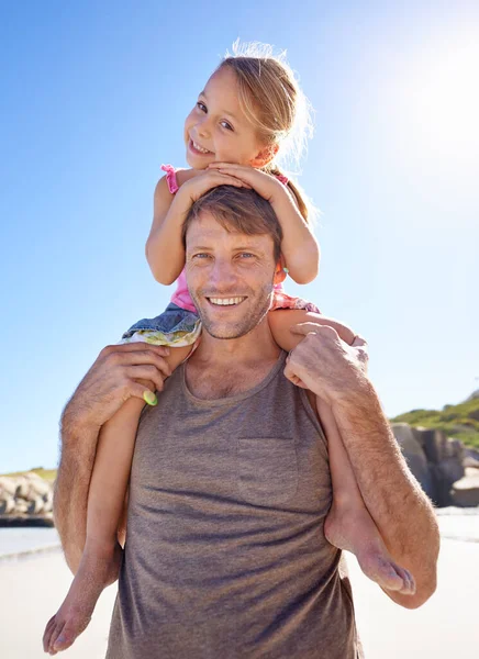 パパと楽しいよ ハンサムな男の肖像画彼のかわいい娘にピギーバックライドでザビーチ — ストック写真
