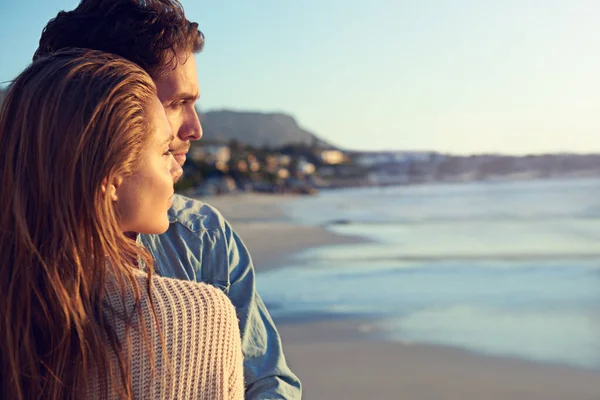 Gemeinsam Diesen Moment Genießen Ein Liebendes Junges Paar Steht Strand — Stockfoto
