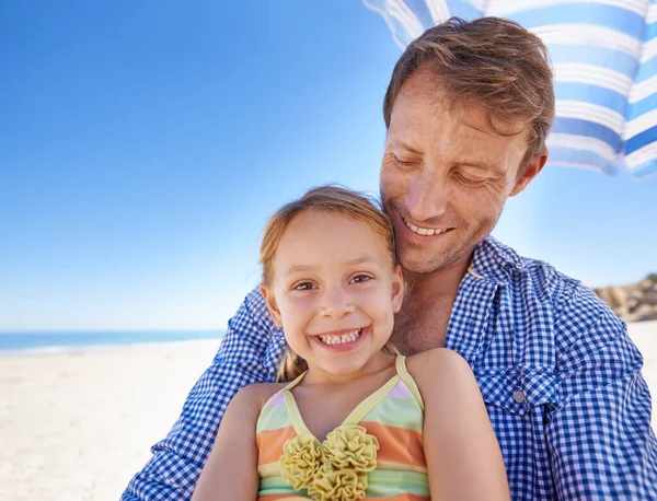 Best Vacation Ever Cute Little Girl Sitting Her Father Beach — Stock Photo, Image