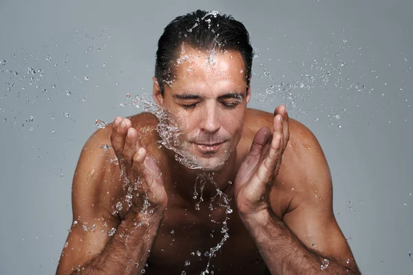 Verfrissend Studio Shot Van Een Knappe Volwassen Man Spetterend Water — Stockfoto