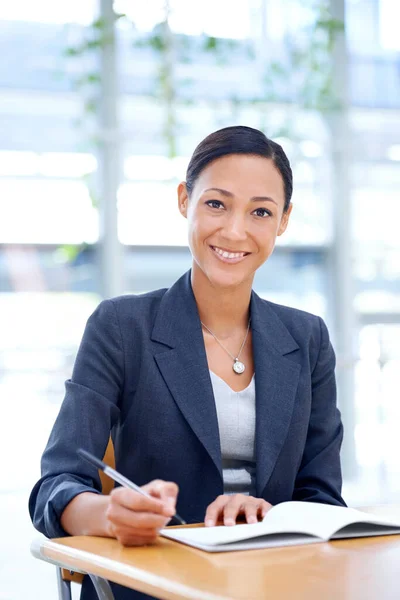 Minutenprotokoll Für Das Treffen Eine Geschäftsfrau Schreibt Ihrem Büro Einem — Stockfoto