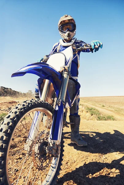 Έτοιμος Αναλάβει Πάντα Πορτρέτο Ενός Αναβάτη Motocross Κάθεται Στο Ποδήλατό — Φωτογραφία Αρχείου