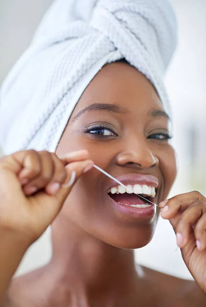 光滑使我保持新鲜 一个年轻貌美的女人早上用牙线刷牙的画像 — 图库照片