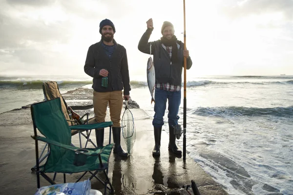 Zeigt Ihren Fang Zwei Junge Männer Fischen Von Einem Steg — Stockfoto