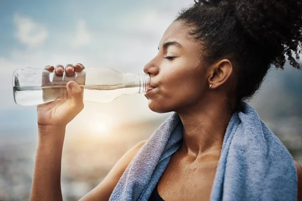 Refueling Tiring Workout Sporty Young Woman Drinking Water While Exercising — Stock Photo, Image