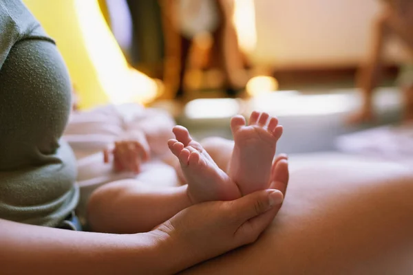 Najmniejsze Palce Nóg Matka Trzymając Jej Dzieci Nogi — Zdjęcie stockowe