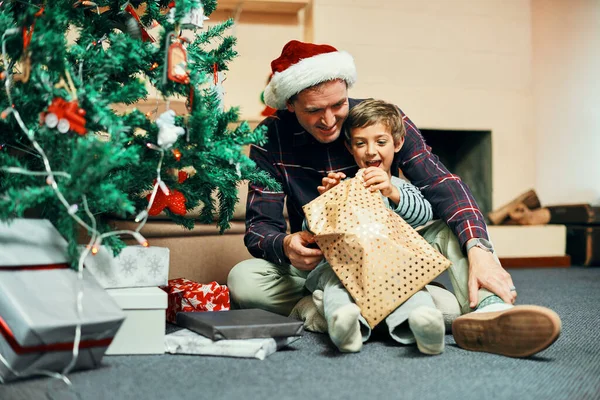 Kíváncsi Vagyok Lehet Egy Imádnivaló Kisfiú Aki Karácsonyi Ajándékokat Csomagol — Stock Fotó