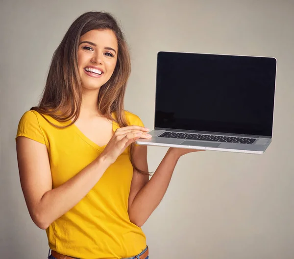 Przybliża Świat Siebie Atrakcyjna Młoda Kobieta Trzymająca Laptopa Pustym Ekranem — Zdjęcie stockowe