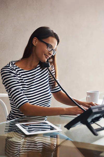 Ihr Kleines Geschäft Floriert Eine Junge Geschäftsfrau Beim Multitasking Schreibtisch — Stockfoto