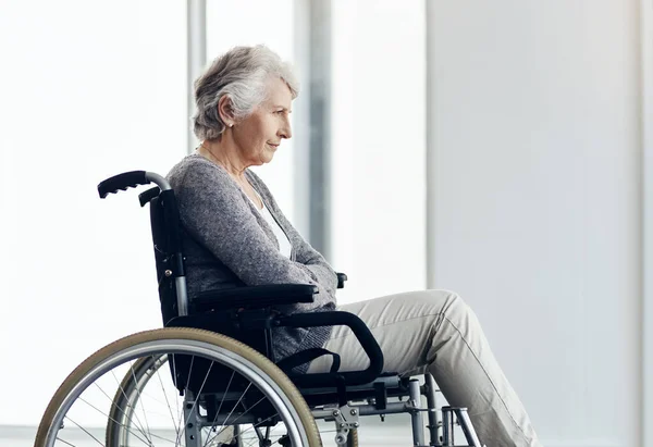 Nie Pozwól Zestarzeć Się Samotnie Starsza Kobieta Wygląda Troskliwie Siedząc — Zdjęcie stockowe