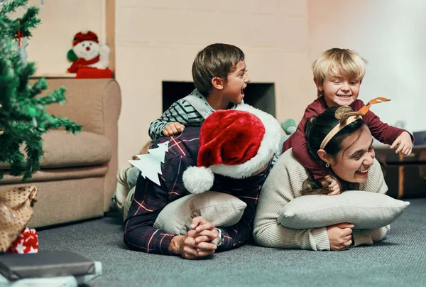 Karácsonykor Közel Kell Maradnod Családodhoz Egy Boldog Fiatal Család Négy — Stock Fotó