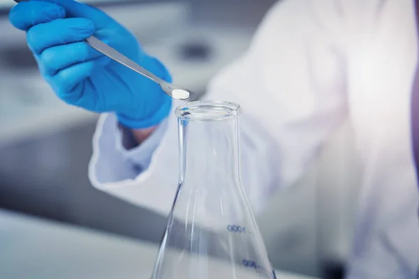 방울이면 충분하지 수없는 과학자가 실험실 내부의 시험관에 화합물을 삽입하는 — 스톡 사진