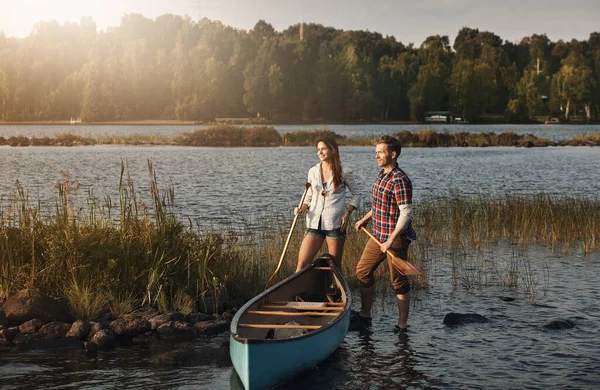 Perché Andare Canoa Soli Quando Può Fare Insieme Una Giovane — Foto Stock