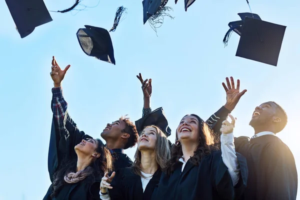 공식적으로 졸업식 학생들 모자를 던지는 — 스톡 사진