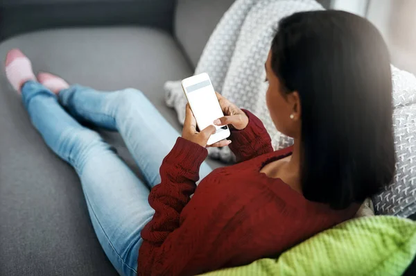 顶部视图 家庭和妇女与智能手机 打字和放松在沙发上 连接和沟通 拥有手机 社交媒体和搜索网站的女性个人 网络或女孩 — 图库照片