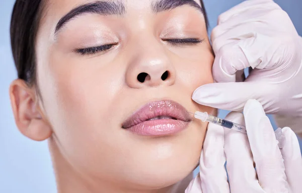Eine Hinreißende Mischlingshündin Bekommt Botox Füllstoff Ins Gesicht Hispanisches Model — Stockfoto