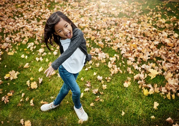 ヒップホップ Hooray美しい秋の日 秋の屋外で過ごす可愛い女の子 — ストック写真