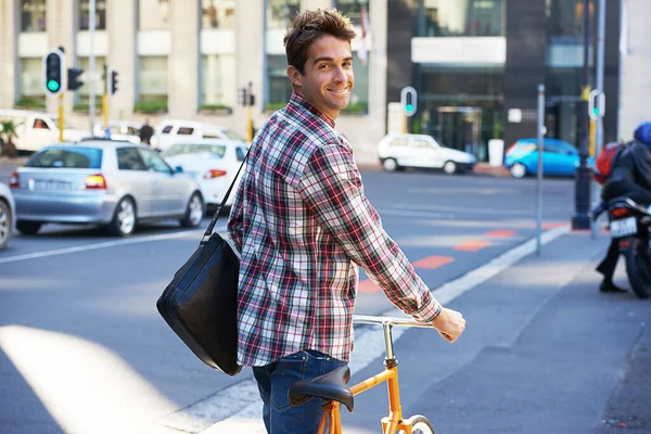Меня Низкий Углеродный След Портрет Красивого Мужчины Путешествующего Велосипеде Городу — стоковое фото
