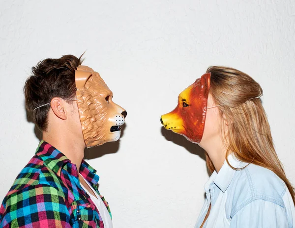 Porque Normal Aburrido Amigos Divirtiéndose Juntos Con Máscaras —  Fotos de Stock