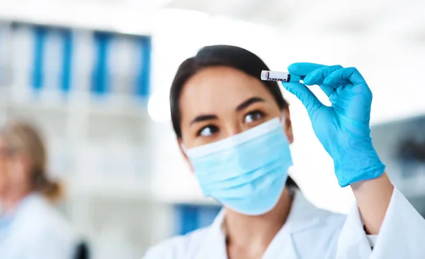 Determining Safety Effectiveness New Medicine Young Scientist Analysing Samples Lab — Stock Photo, Image