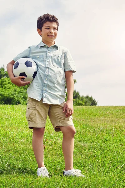 今天是开球的好日子 一个在公园里踢足球的小男孩 — 图库照片