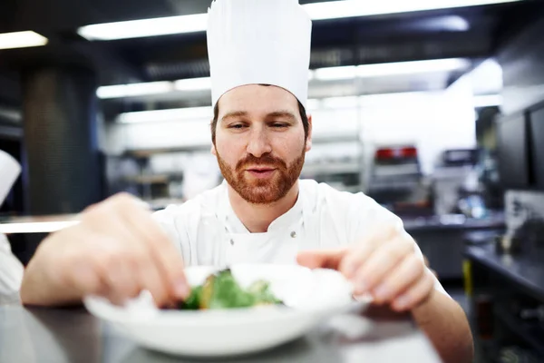 Dressing Plate Chef Putting Final Touches Dinner Plate Professional Kitchen — Stock Photo, Image