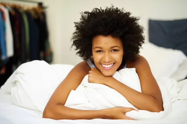 Zacznij Dzień Uśmiechu Portret Szczęśliwej Młodej Kobiety Relaksującej Się Rano — Zdjęcie stockowe