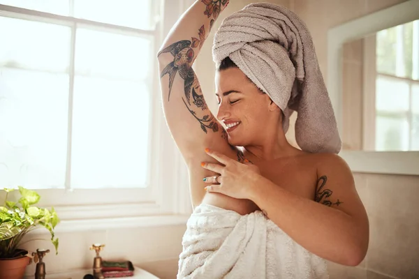 腋窝和浴室里的女人都乐于在家里拥有光滑的胳膊 健康的皮肤和健康的身体 美容美发和女性接触身体以进行仪容整洁 洗浴和理发 — 图库照片