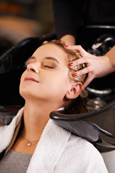 Fördelarna Med Ett Besök Frisersalongen Ung Kvinna Som Tvättar Håret — Stockfoto