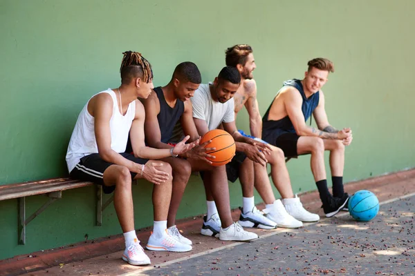 Koelen Een Sessie Het Veld Een Groep Sportieve Jonge Mannen — Stockfoto