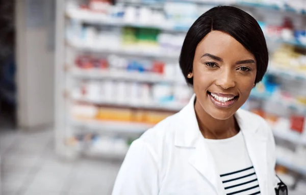 Маю Знання Щоб Допомогти Тобі Поводитися Жіночий Фармацевт Працює Аптеці — стокове фото