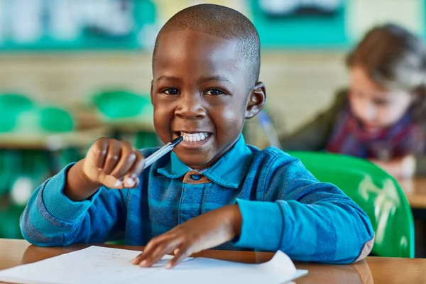 Şini Yaparken Hep Gülümsüyor Zaten Sınıfta Bir Ilkokul Çocuğu — Stok fotoğraf