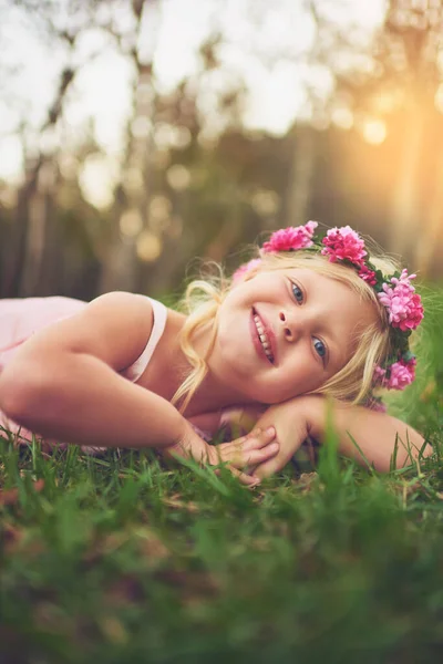 Γρασίδι Είναι Πιο Πράσινο Μέρος Μου Ένα Χαρούμενο Κοριτσάκι Που — Φωτογραφία Αρχείου