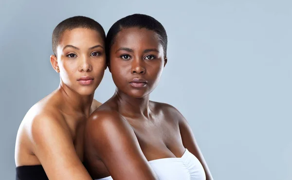 Mówimy Poważnie Portret Dwóch Pięknych Młodych Kobiet Trzymających Się Szarym — Zdjęcie stockowe