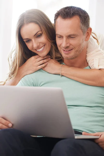 Laptop Reading Happy Couple Home Internet Online Planning Website Review — Stock Photo, Image