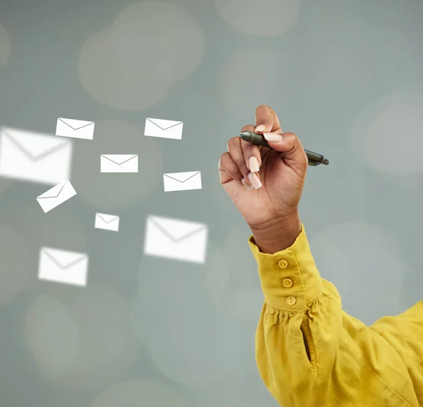 Kobieta Ręce Pisanie Ikonami Mail Komunikacji Reklamy Lub Marketingu Makiecie — Zdjęcie stockowe