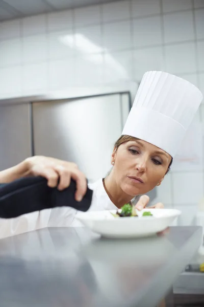 Ready Service Chef Putting Final Touches Dinner Plate Professional Kitchen — Stock Photo, Image