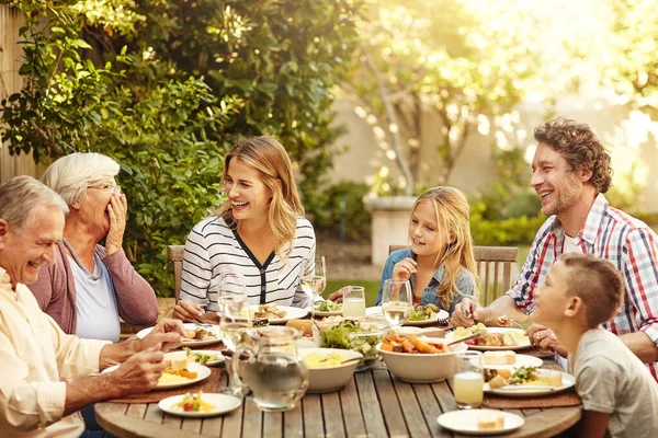 What Familys All Family Eating Lunch Together Outdoors — Stock Photo, Image