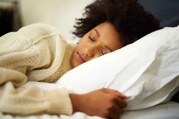 Einem Friedlichen Schlaf Eine Junge Frau Schläft Hause Ihrem Bett — Stockfoto