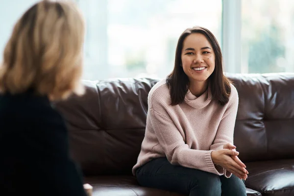 Terapia Szczęśliwe Kobiety Rozmawiają Kanapie Rozmawiają Psychologiem Zdrowie Psychiczne Lub — Zdjęcie stockowe