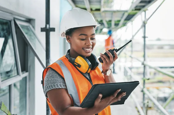 工程师和黑人女工计划在建筑工地的战略和谈论对讲机 进行建筑评估的项目管理 基础设施和女承包商 — 图库照片