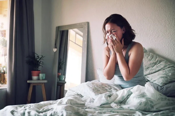 Hogar Tejido Mujer Con Gripe Alergia Enfermos Apartamento Sofá Sufrimiento — Foto de Stock