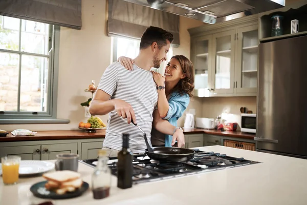 Amor Comida Culinária Com Casal Cozinha Abraços Para Café Manhã — Fotografia de Stock