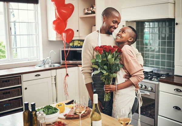 Flores Amor Dia Dos Namorados Com Casal Negro Cozinha Para — Fotografia de Stock