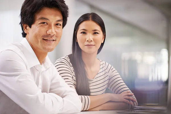 Seus Níveis Produtividade Estão Telhado Retrato Cortado Dois Asiáticos Colegas — Fotografia de Stock