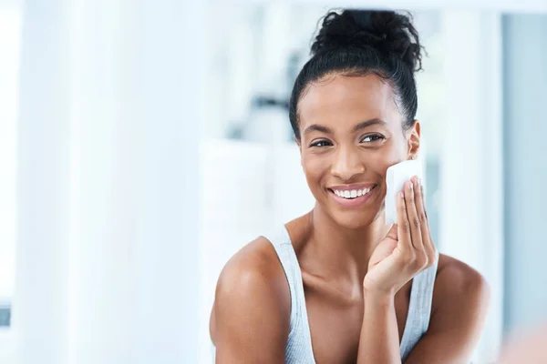 Skincare Mulher Negra Com Almofada Algodão Rosto Sorriso Limpeza Maquiagem — Fotografia de Stock