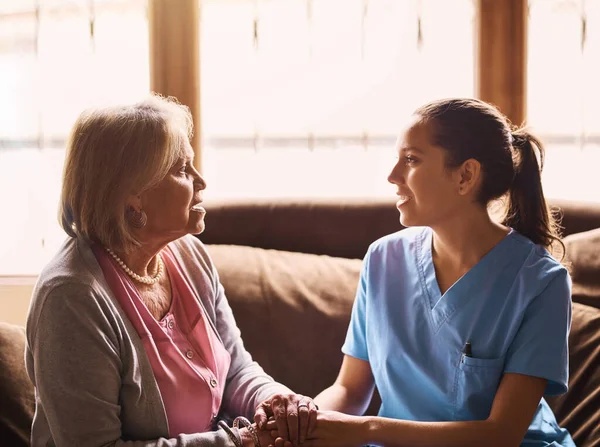 Cuidar Las Personas Mayores Una Labor Amor Una Enfermera Sosteniendo — Foto de Stock