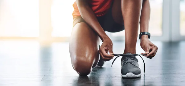 Sapatos Fitness Mulher Amarrando Cadarços Para Iniciar Exercício Treino Esporte — Fotografia de Stock