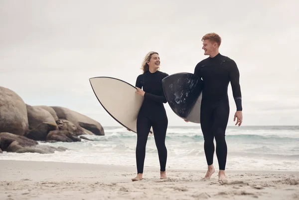 Rapproche Chaque Séance Surf Jeune Couple Plage Avec Leurs Planches — Photo