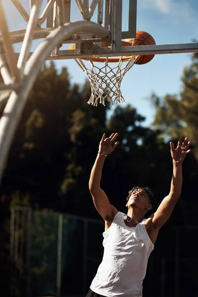 灌篮灌篮 在运动场上打篮球的年轻运动员 — 图库照片